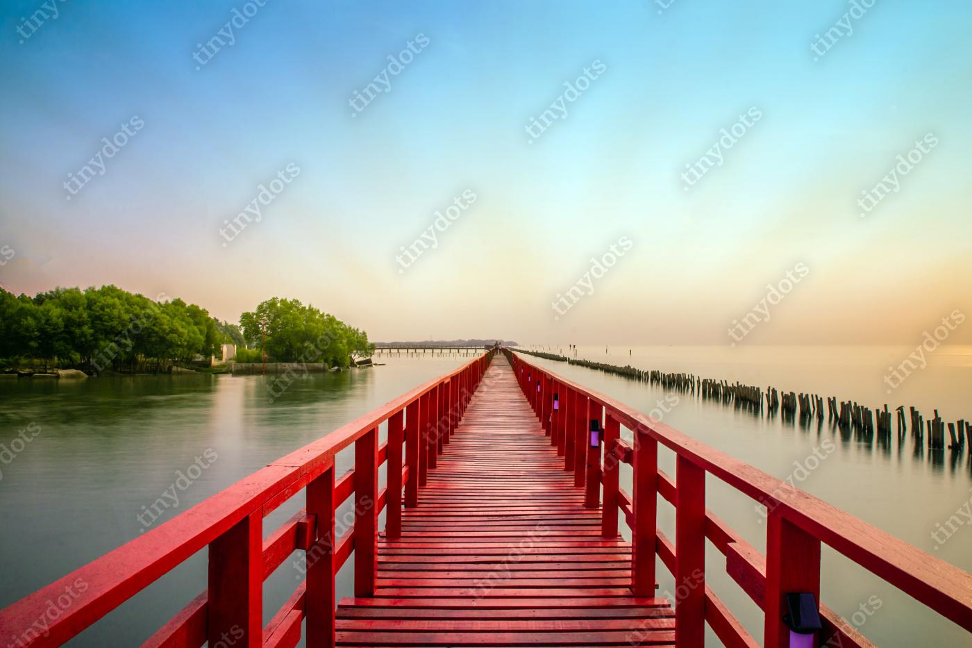 Fototapeta Długi Czerwony Most słońce niebo drzewo na plaży morze,Czerwony Most Samut Sakhon Tajlandia