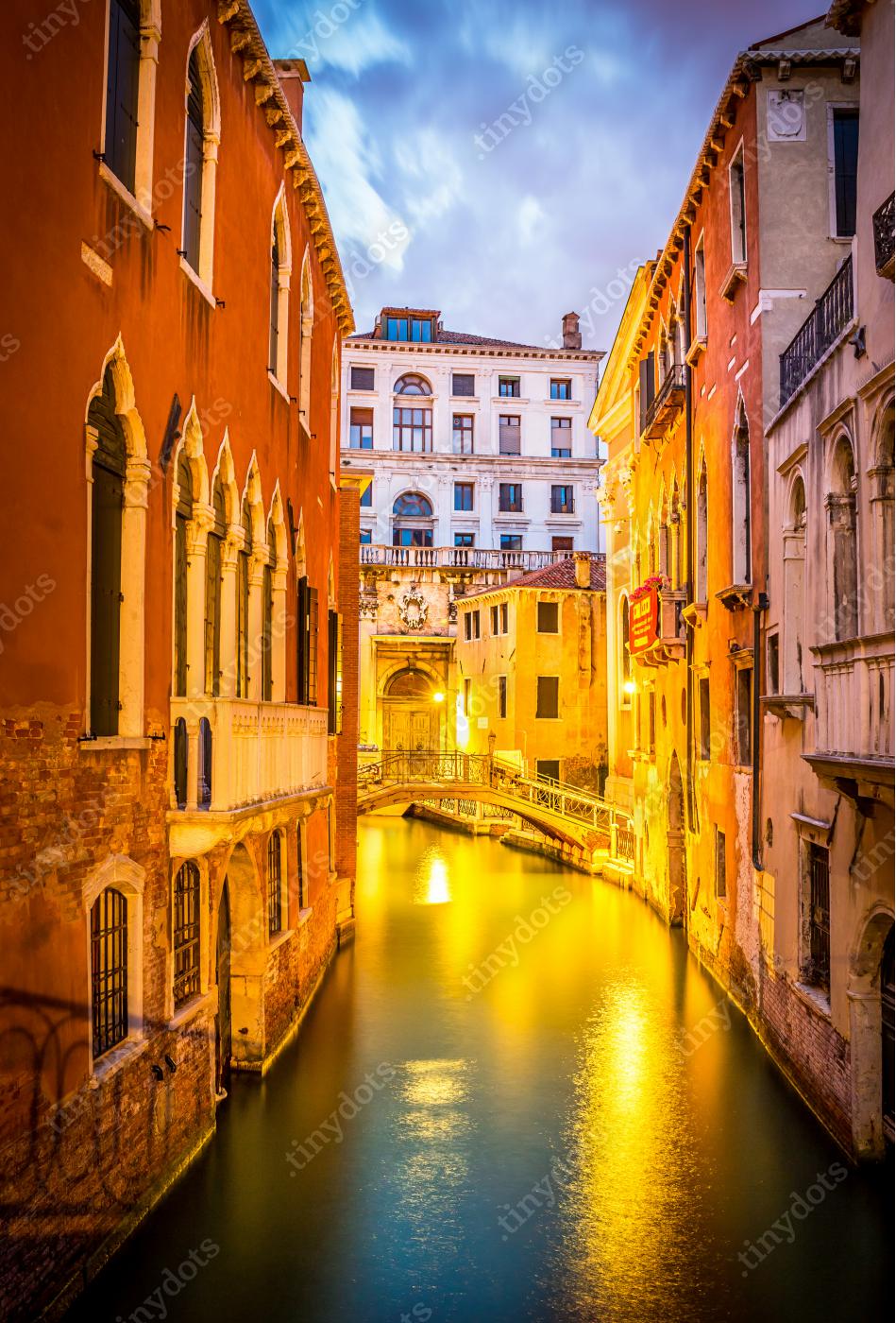 Fototapeta Wąski kanał w Wenecji wieczorem